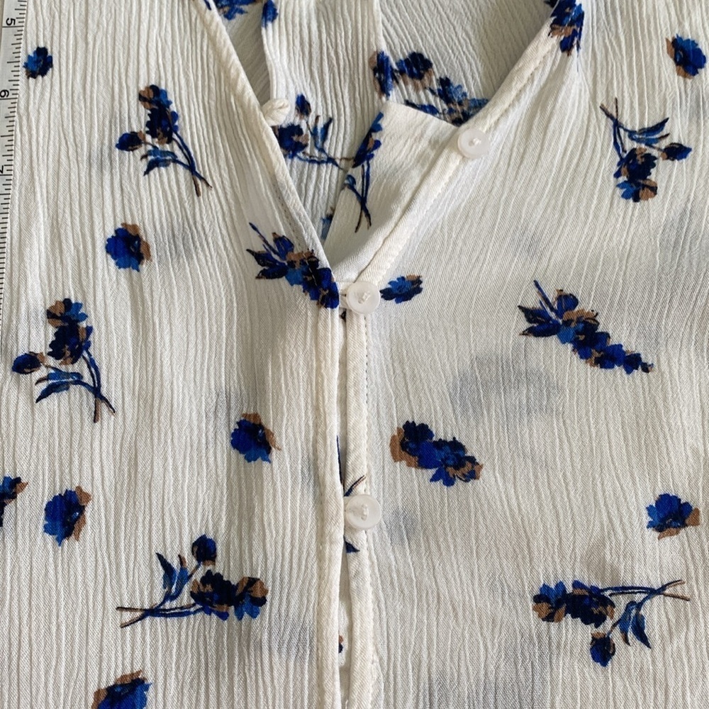 Liz Claiborne Blue and White Floral Cap Sleeve Blouse - Picture 3 of 5
